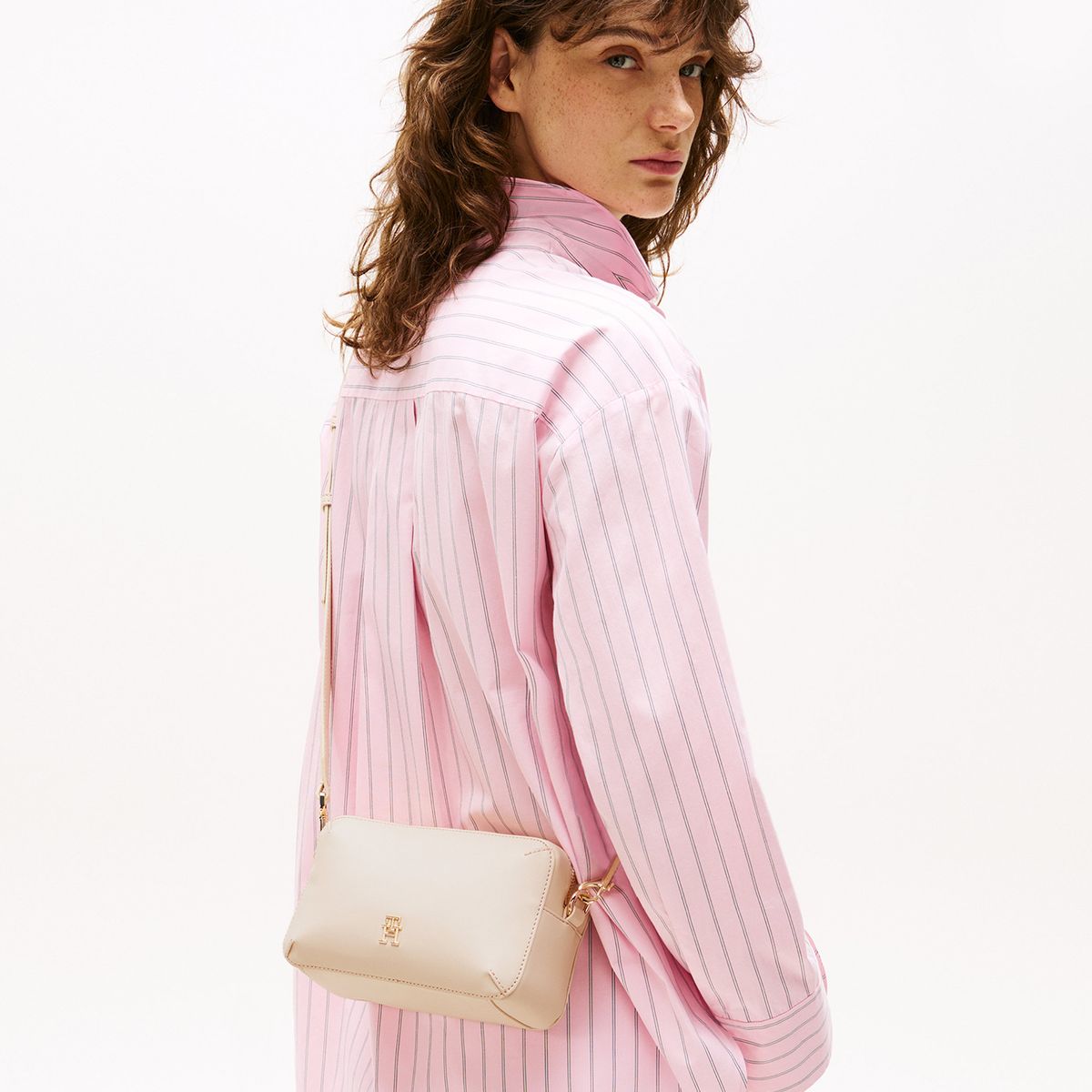 TOMMY HILFIGER - Bandolera Chic Con Monogram Beige Tommy Hilfiger