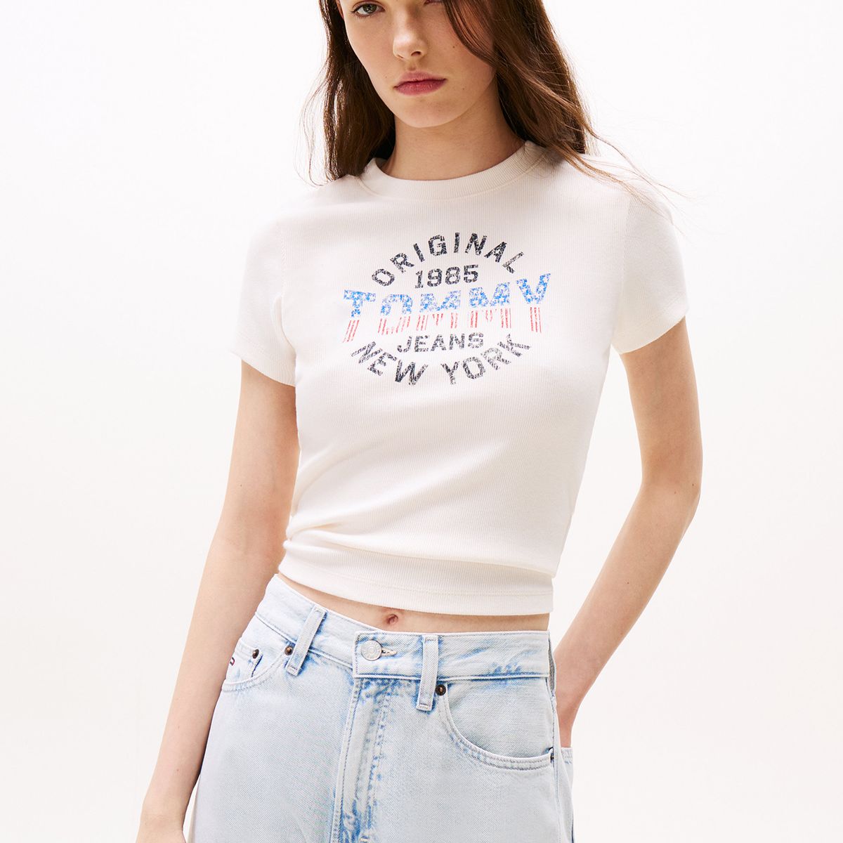 TOMMY HILFIGER - Polera Acanalada Con Logo New York Blanco Tommy Jeans