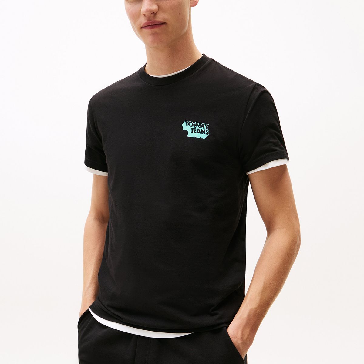 TOMMY HILFIGER - Polera Stack Logo Slim Fit Negro Tommy Jeans