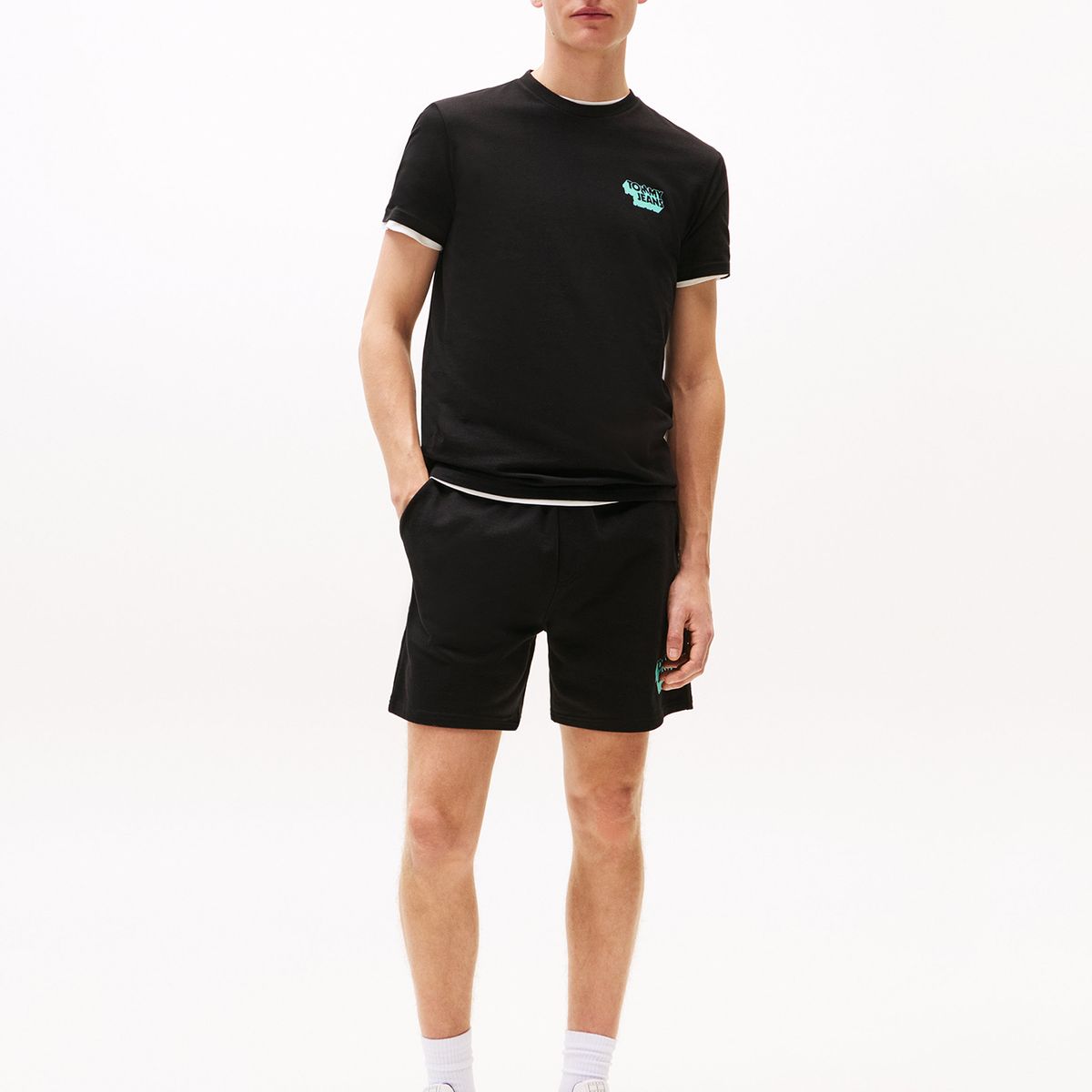 TOMMY HILFIGER - Polera Stack Logo Slim Fit Negro Tommy Jeans