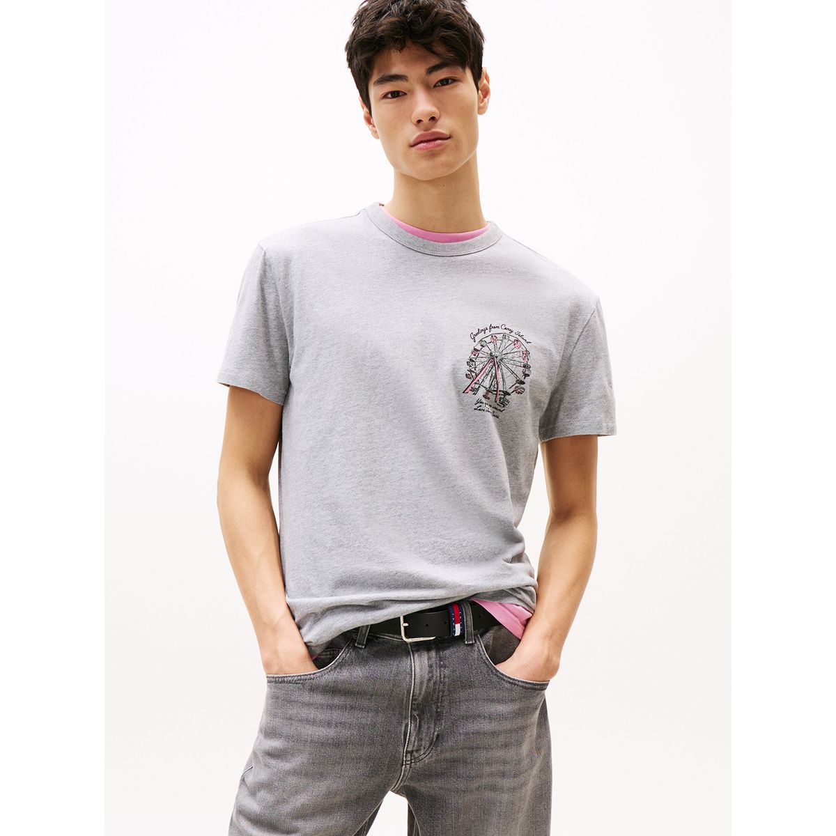 TOMMY HILFIGER - Polera Novelty Con Estampado Gris Tommy Jeans