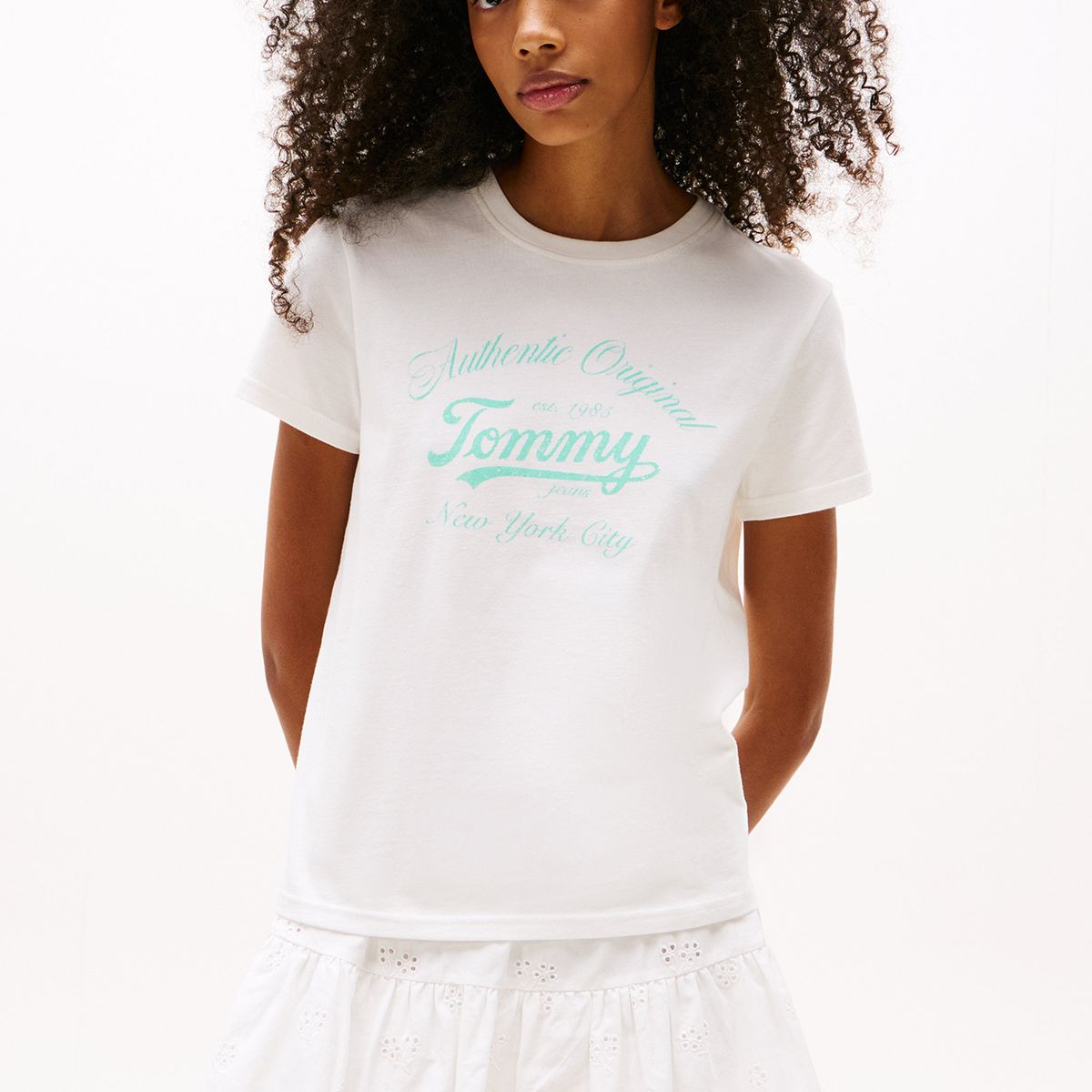 TOMMY HILFIGER - Polera Essential De Corte Regular Blanco Tommy Jeans