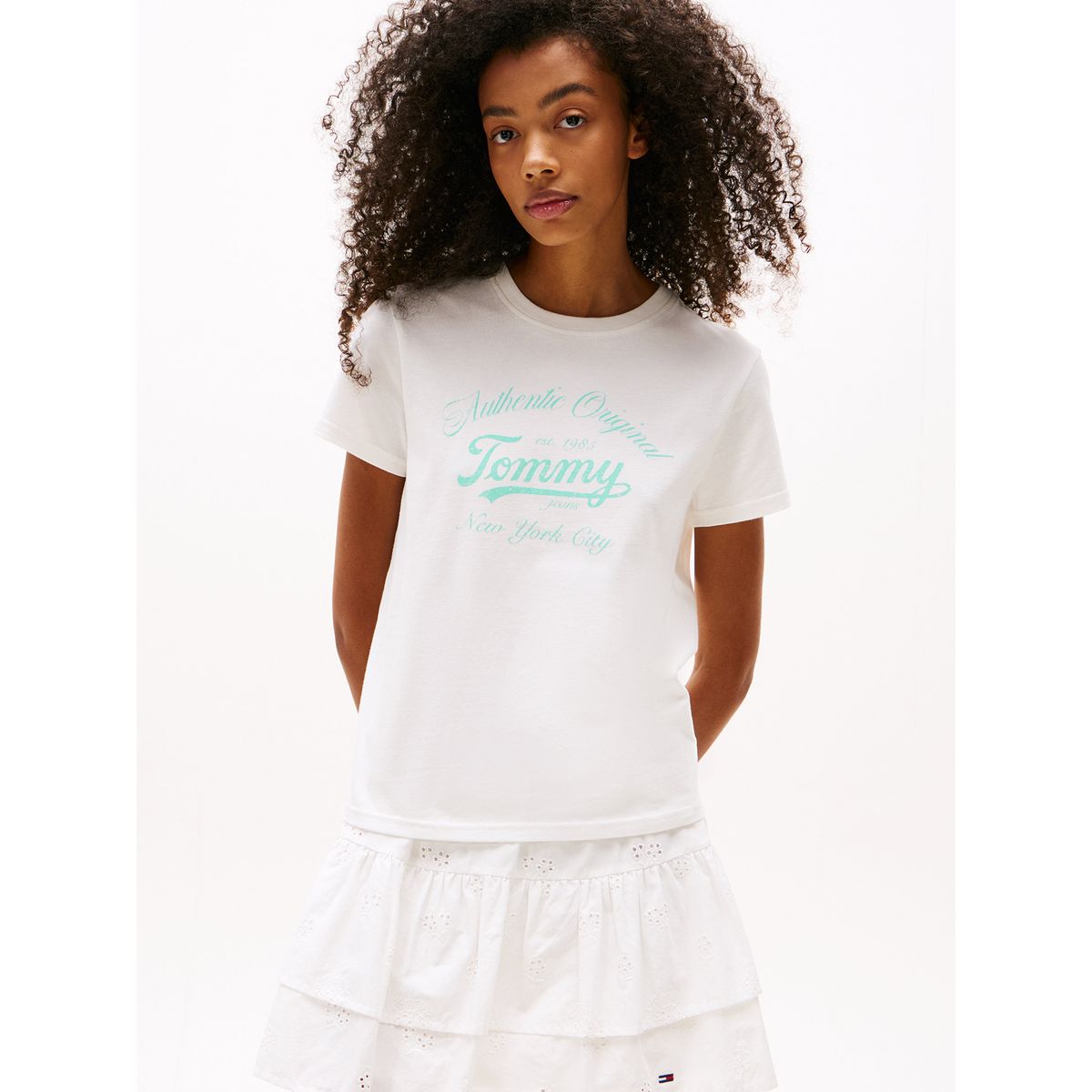 TOMMY HILFIGER - Polera Essential De Corte Regular Blanco Tommy Jeans