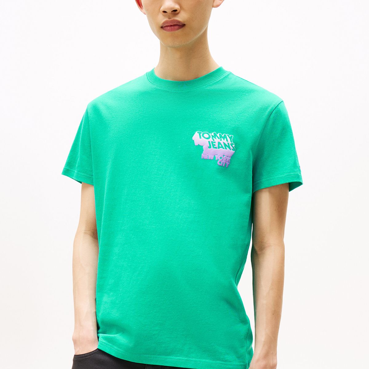 TOMMY HILFIGER - Polera Stack Con Logo Gráfico Verde Tommy Jeans