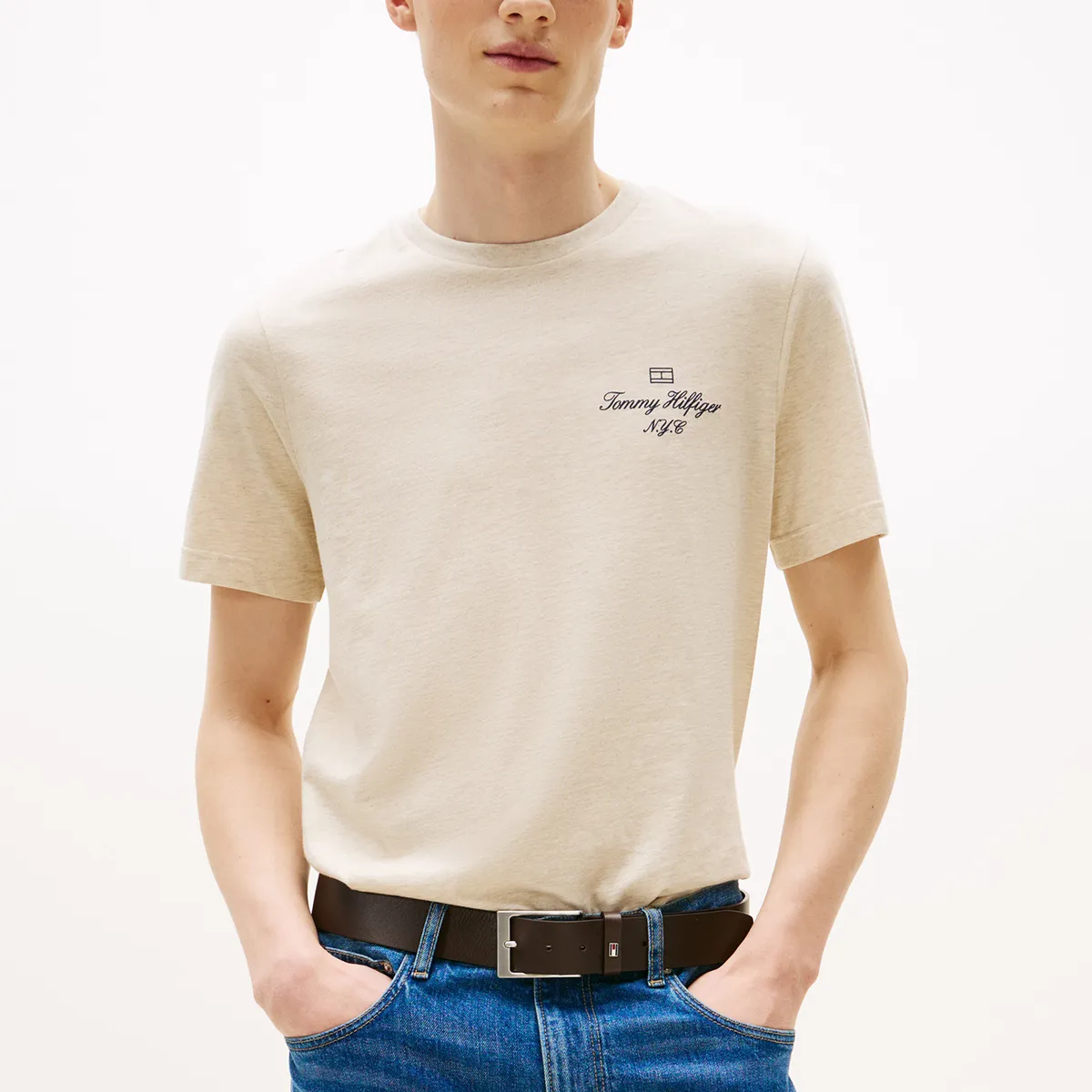 TOMMY HILFIGER - Polera Con Logo Flag Nyc Beige Tommy Hilfiger