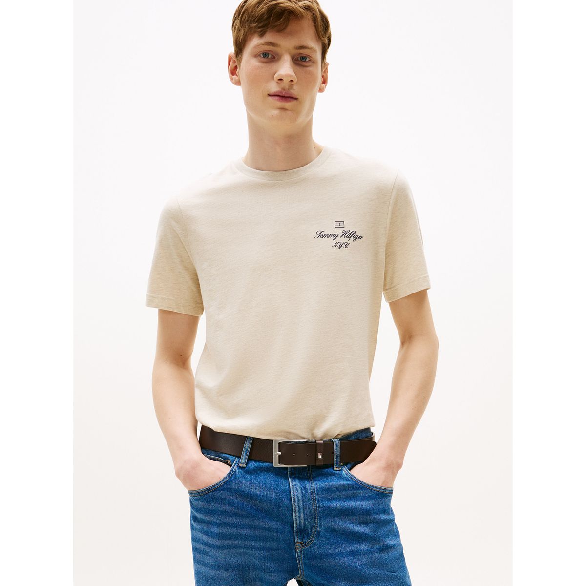 TOMMY HILFIGER - Polera Con Logo Flag Nyc Beige Tommy Hilfiger