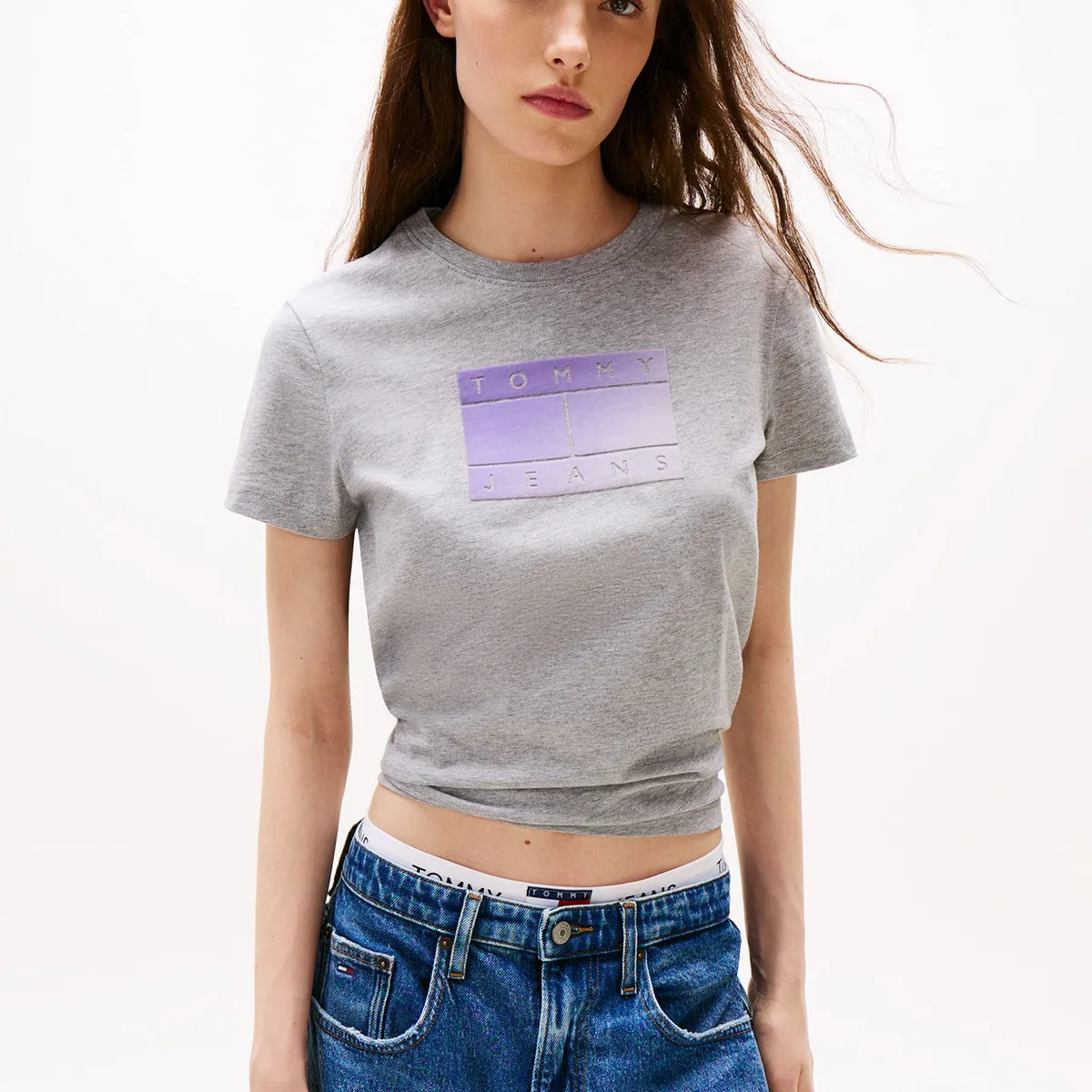 TOMMY HILFIGER - Polera Con Logo Degradado Gris Tommy Jeans