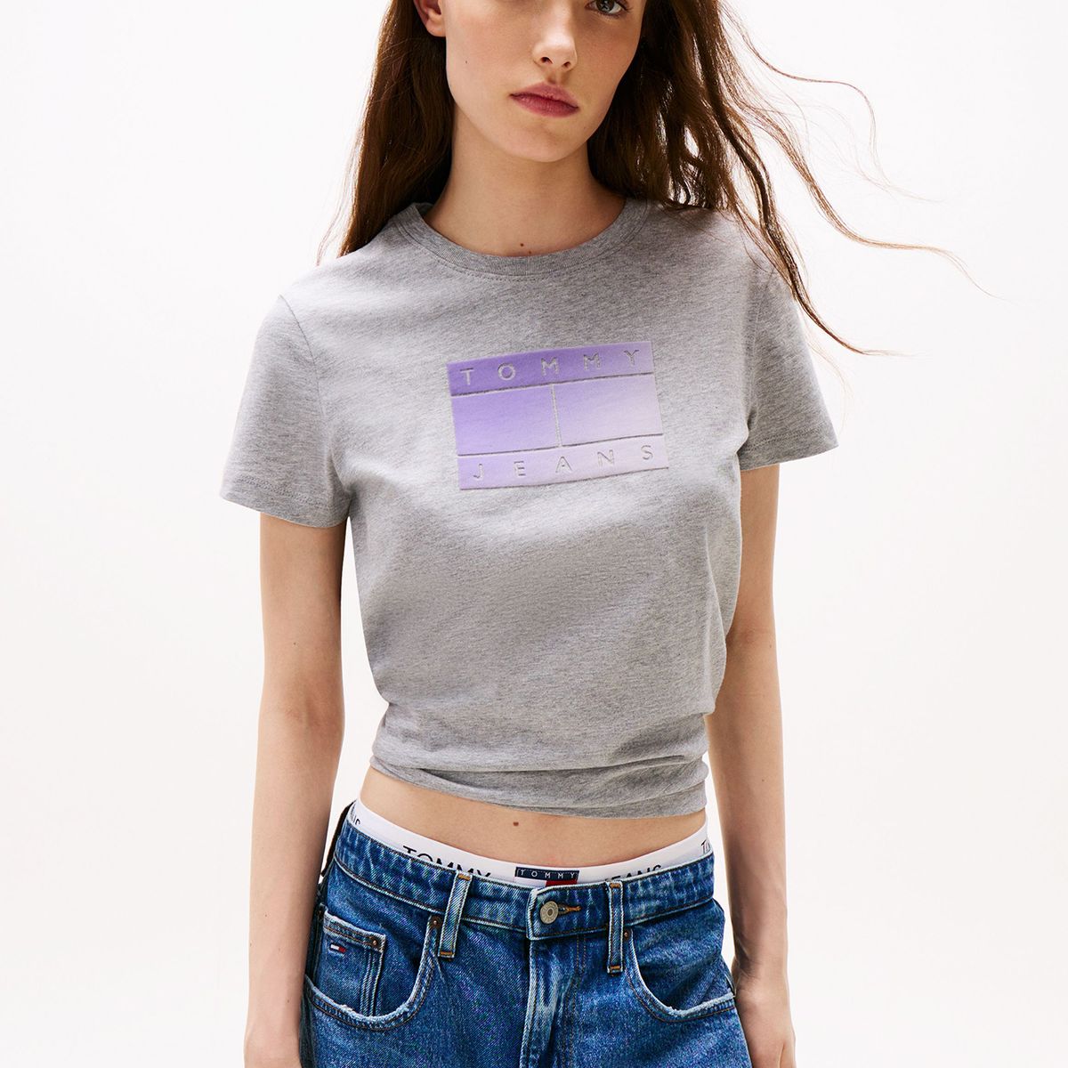 TOMMY HILFIGER - Polera Con Logo Degradado Gris Tommy Jeans