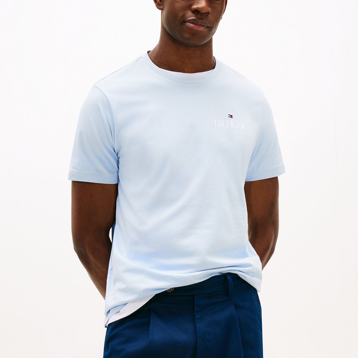 TOMMY HILFIGER - Polera Hilfiger Stack Logo Celeste Tommy Hilfiger