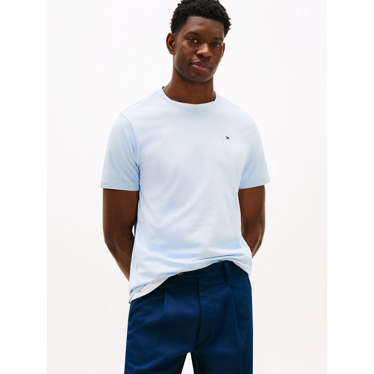 TOMMY HILFIGER - Polera Hilfiger Stack Logo Celeste Tommy Hilfiger