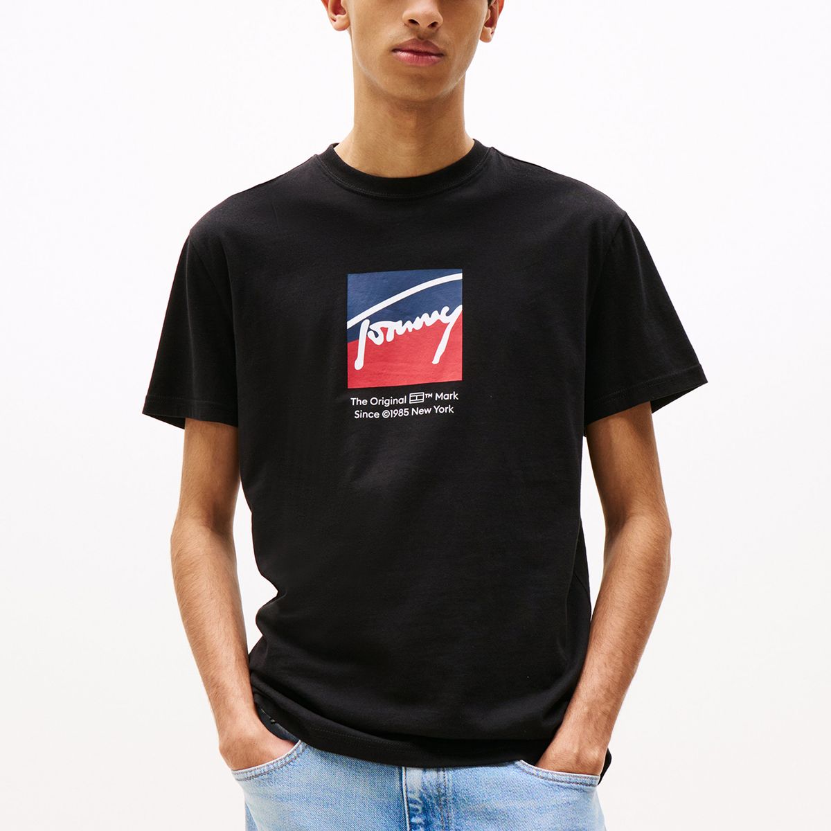 TOMMY HILFIGER - Polera Con Logo Distintivo Negro Tommy Jeans