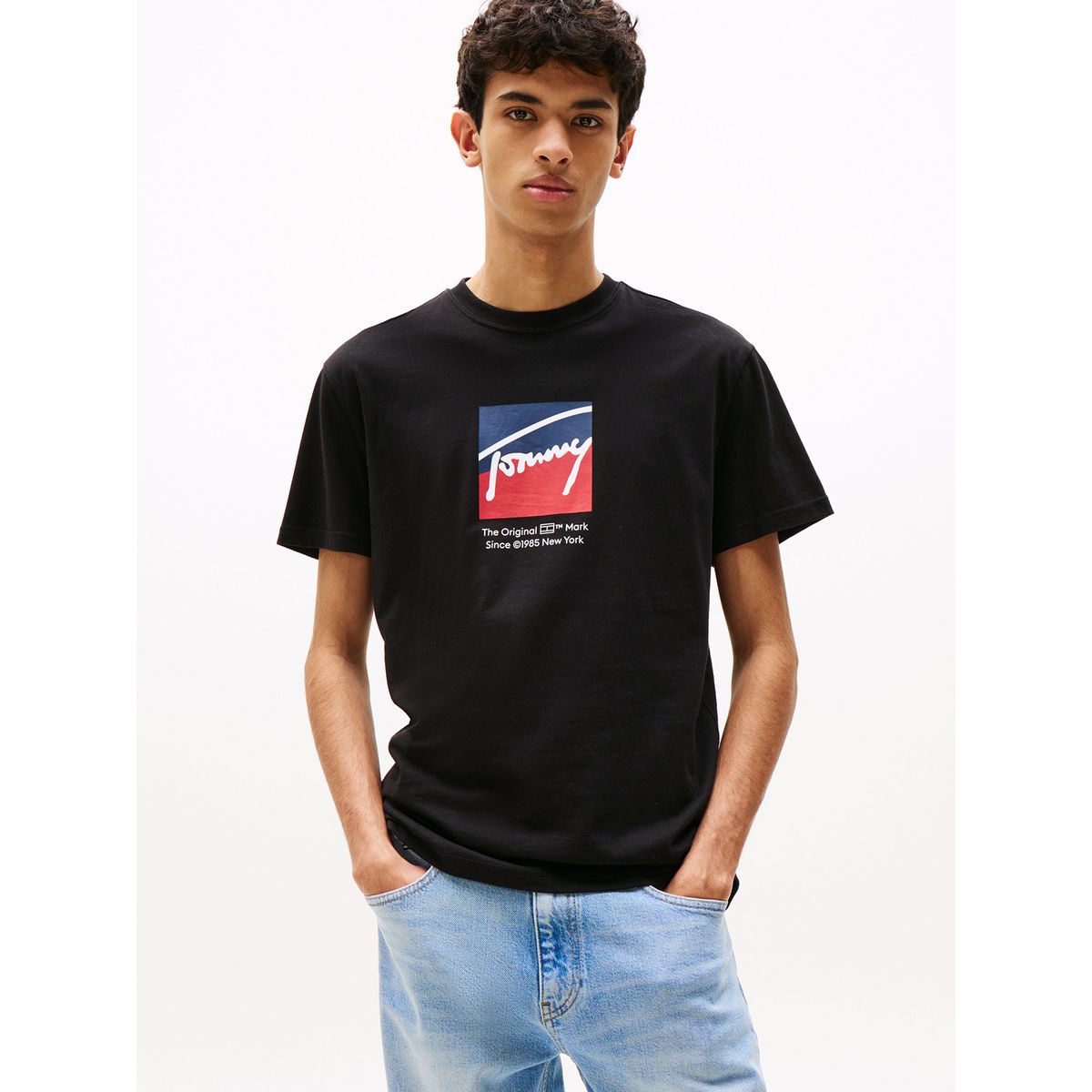 TOMMY HILFIGER - Polera Con Logo Distintivo Negro Tommy Jeans