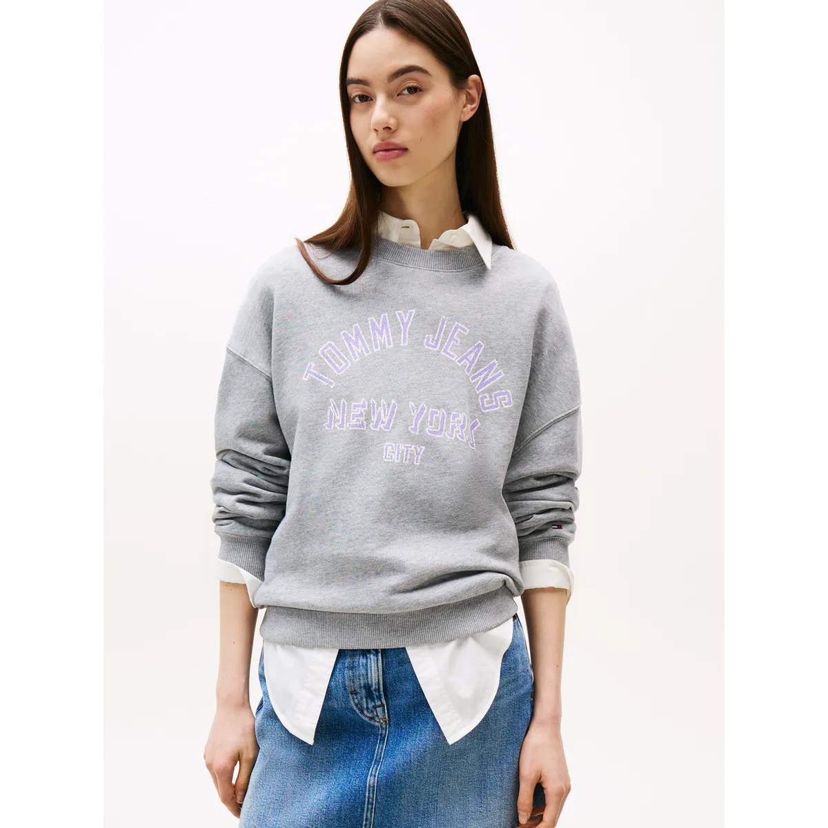 TOMMY HILFIGER - Polerón Relaxed Varsity Gris Tommy Jeans