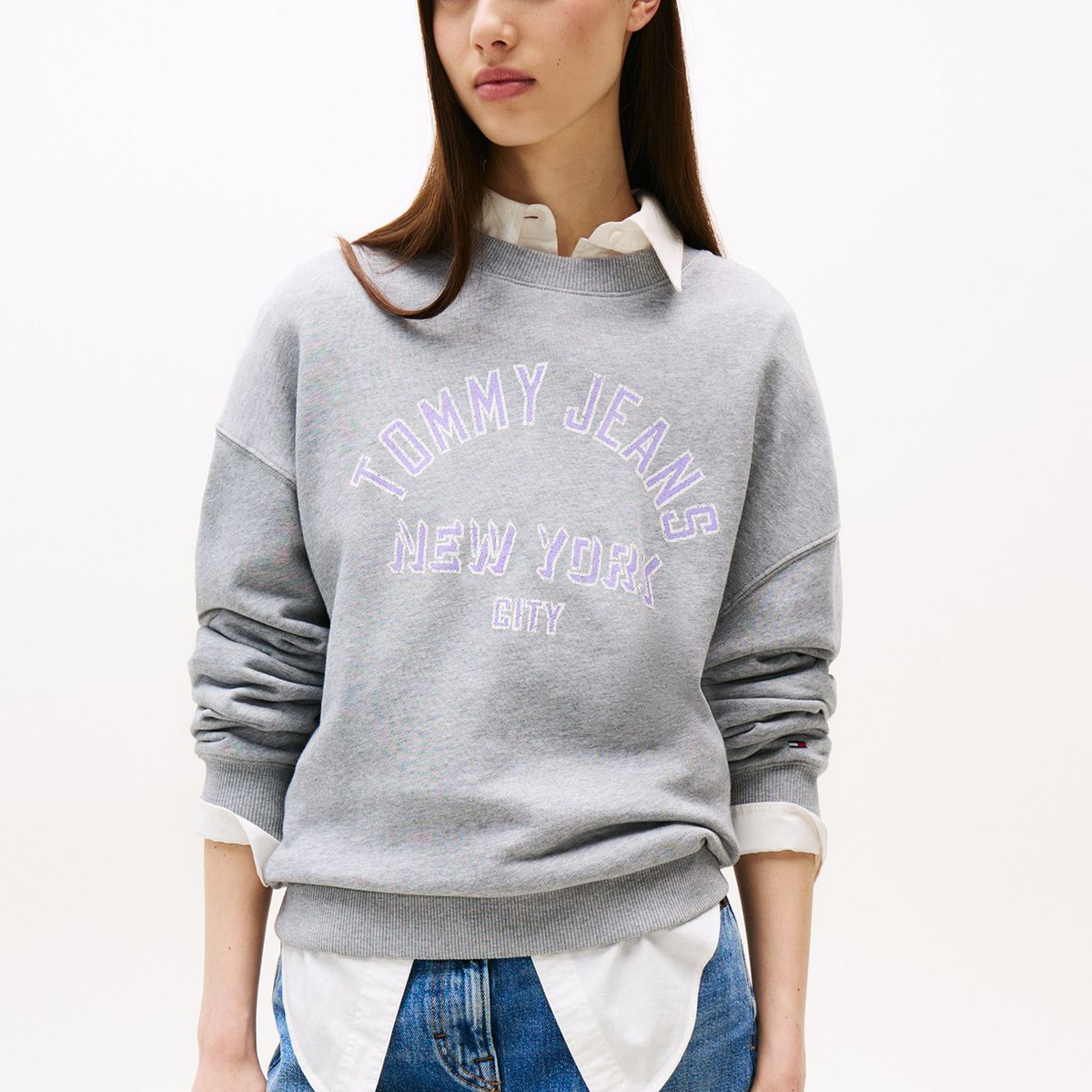 TOMMY HILFIGER - Polerón Relaxed Varsity Gris Tommy Jeans