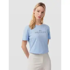 TOMMY HILFIGER - Polera Con Logo Gráfico Regular Fit Celeste