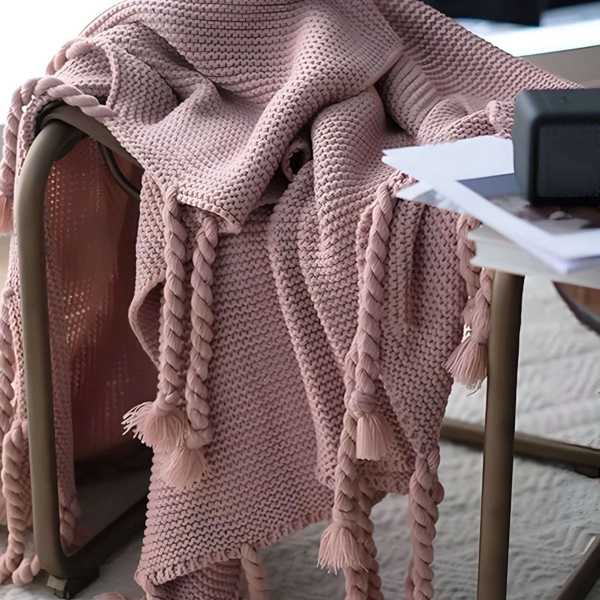 GENERICO - MANTA CON FLECOS DE SOGA DECORATIVA