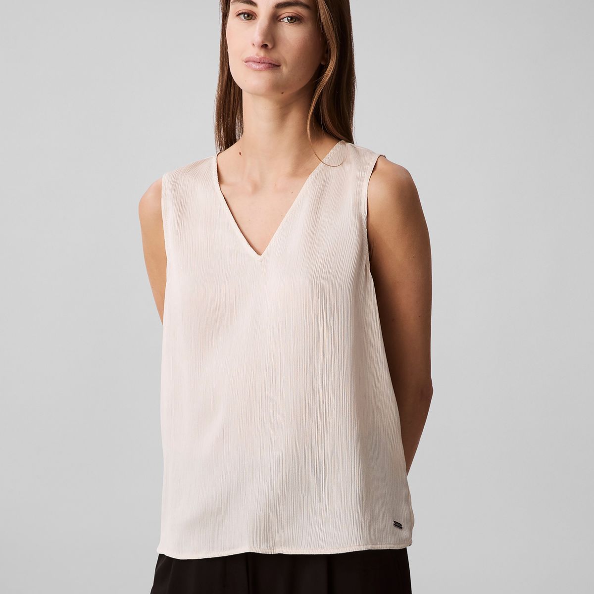 CALVIN KLEIN - Blusa Plisse V-Neck Beige Calvin Klein