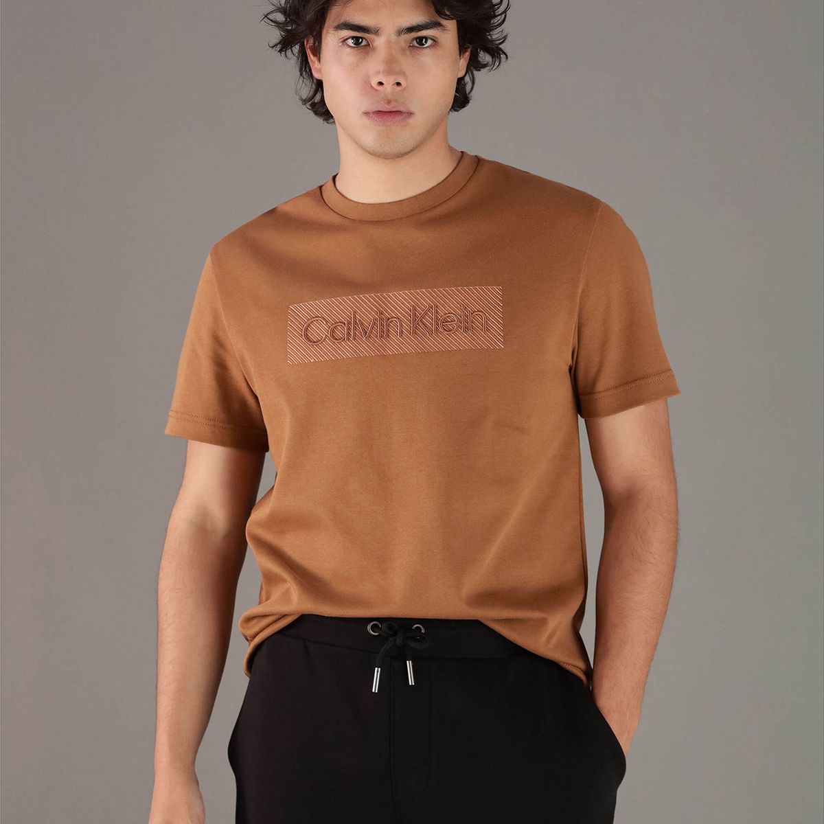 CALVIN KLEIN - Polera con Bordado Texturizado Cafe Calvin Klein
