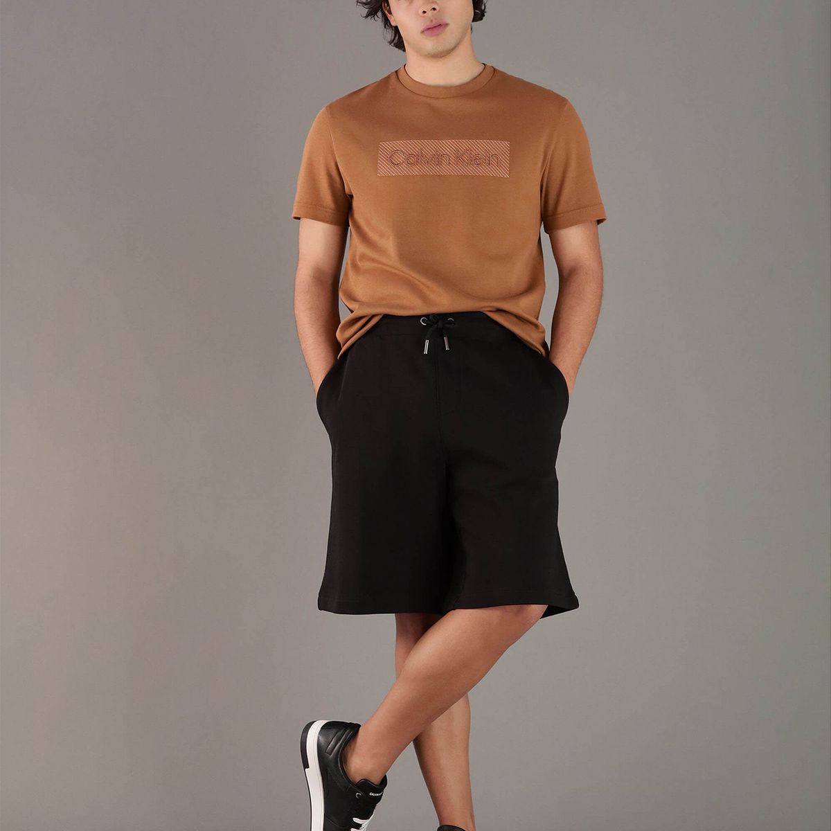 CALVIN KLEIN - Polera con Bordado Texturizado Cafe Calvin Klein