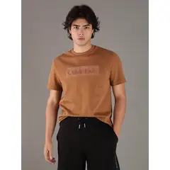 CALVIN KLEIN - Polera con Bordado Texturizado Cafe