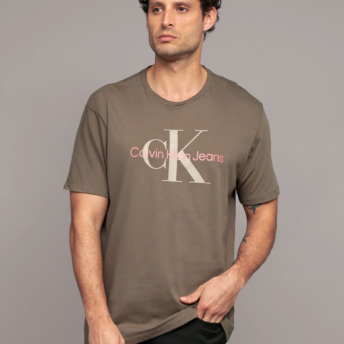 CALVIN KLEIN - Polera Monogram Crew Cafe Calvin Klein