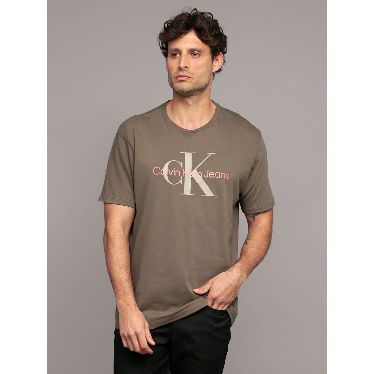 CALVIN KLEIN - Polera Monogram Crew Cafe Calvin Klein