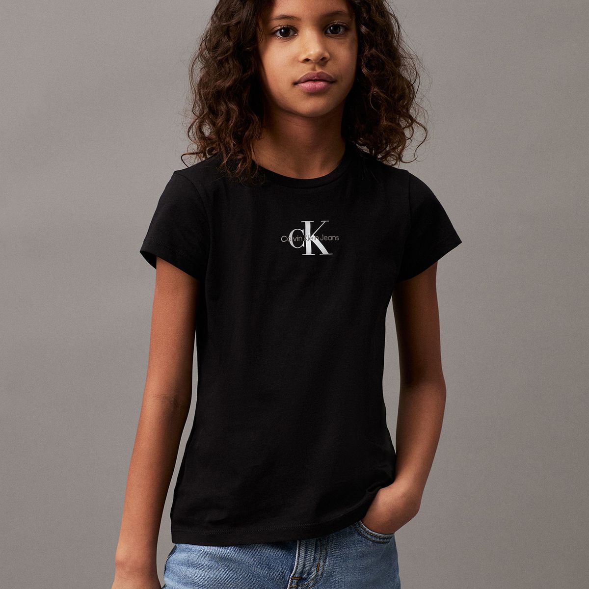 CALVIN KLEIN - Polera Niña Slim Con Logo Negro Calvin Klein