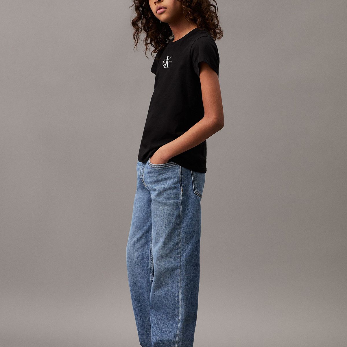 CALVIN KLEIN - Polera Niña Slim Con Logo Negro Calvin Klein