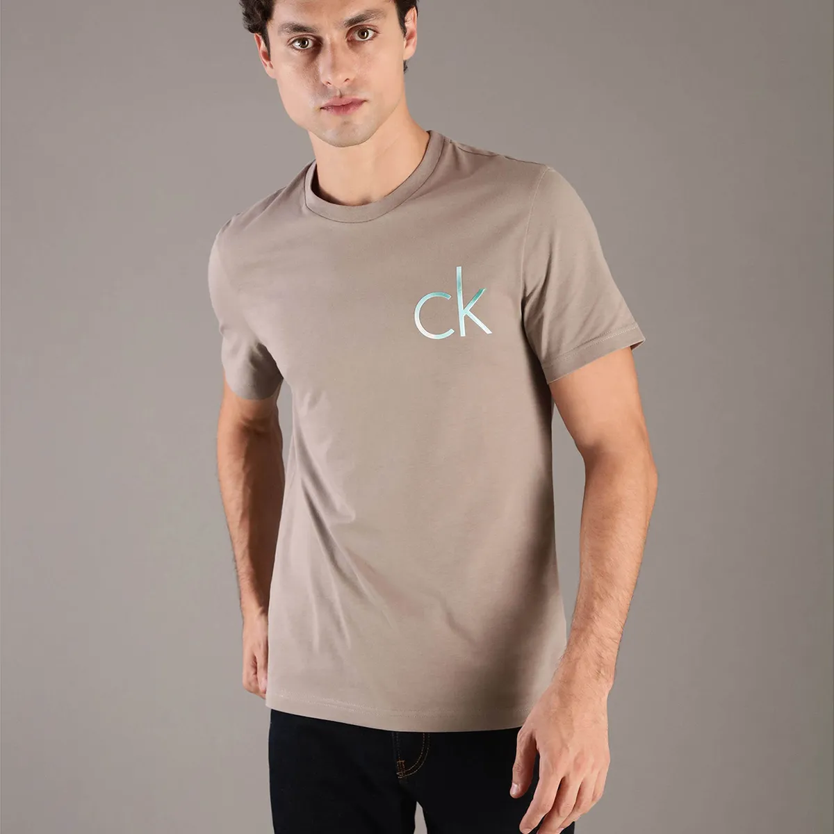 CALVIN KLEIN - Polera con Monograma Difuminado Beige Calvin Klein