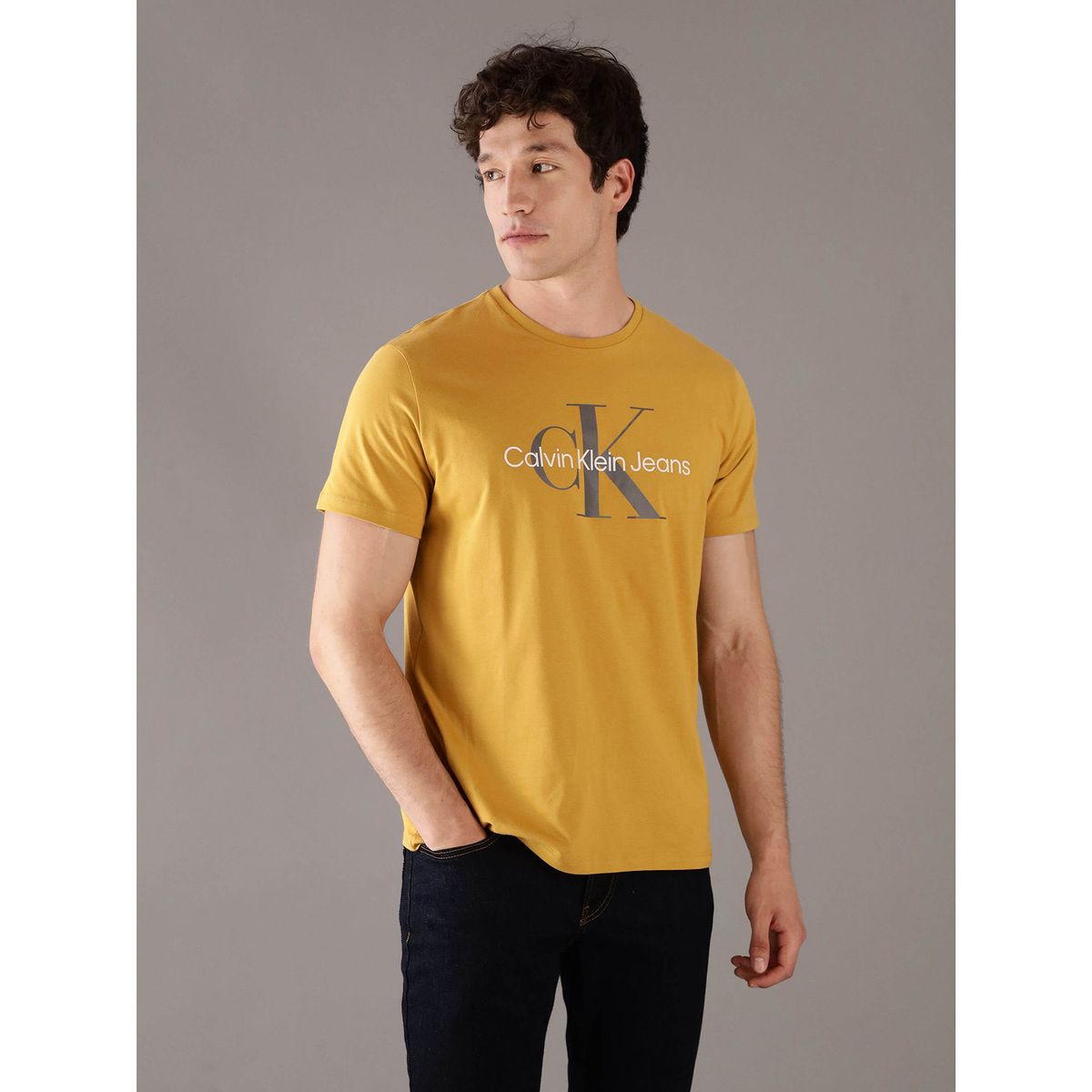 CALVIN KLEIN - Polera Monogram Crew Amarillo Calvin Klein