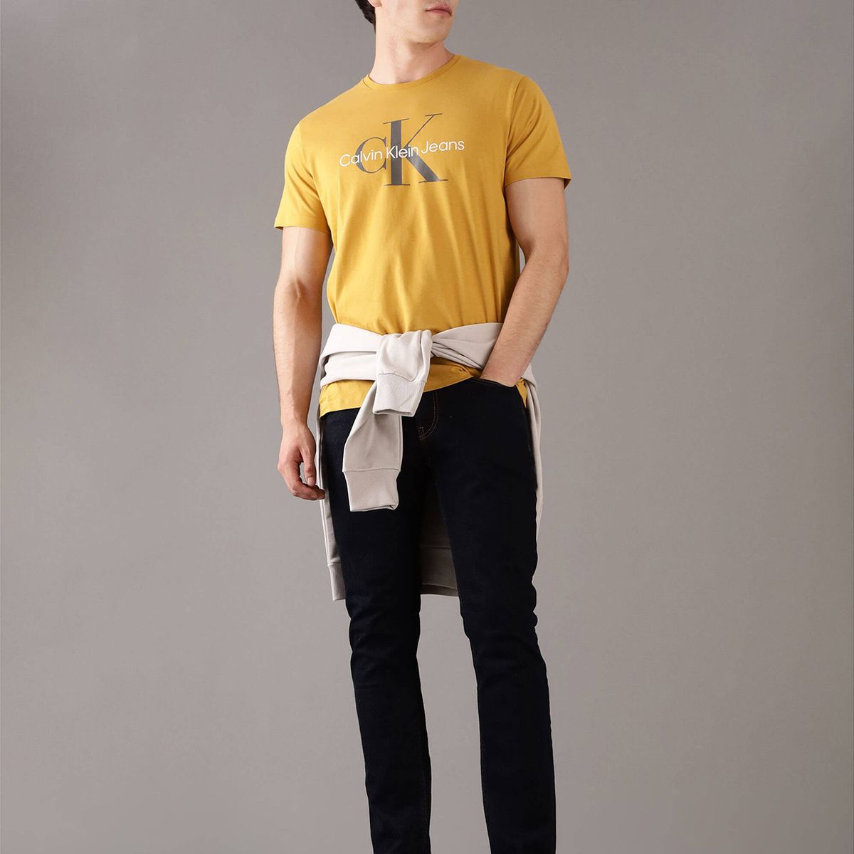 CALVIN KLEIN - Polera Monogram Crew Amarillo Calvin Klein