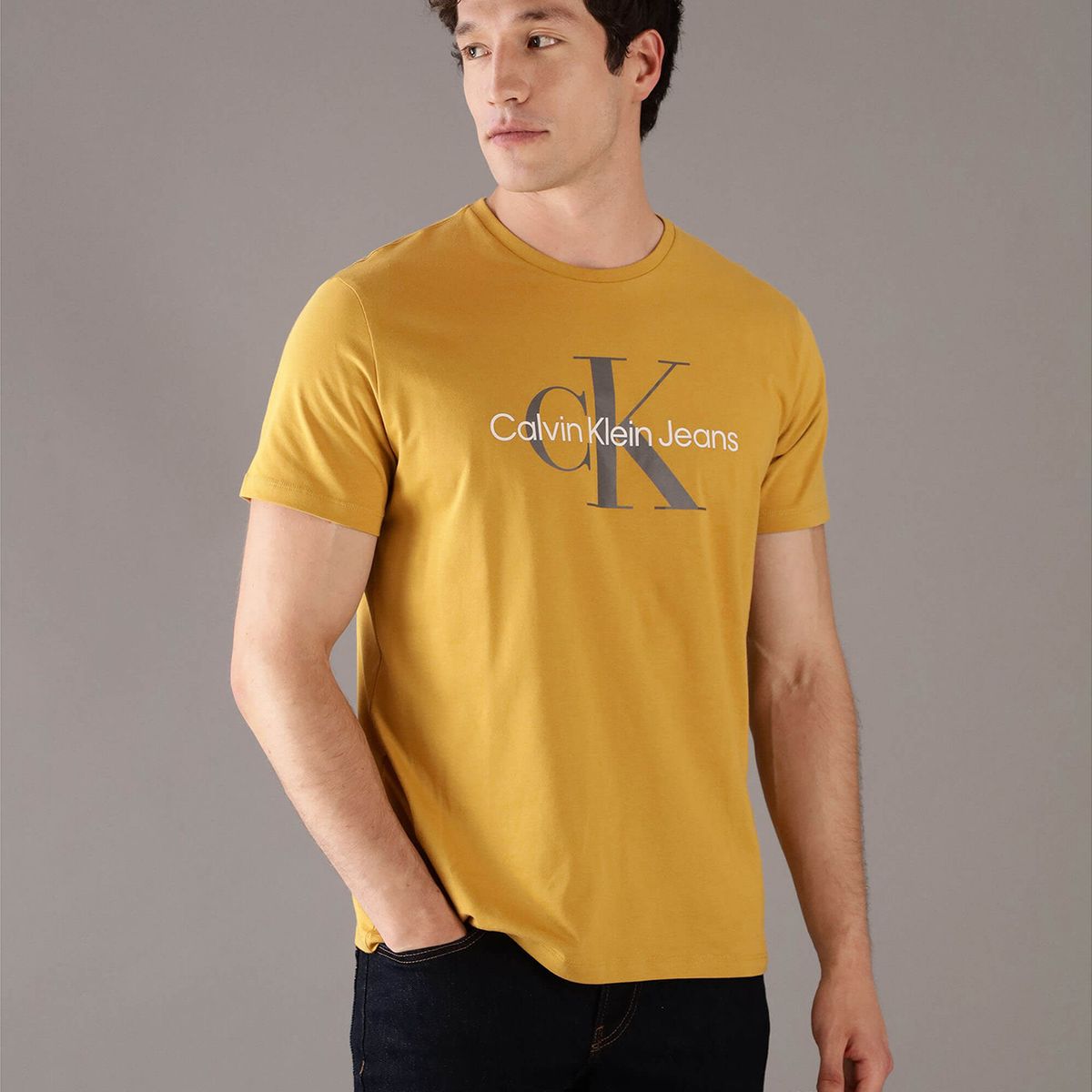 CALVIN KLEIN - Polera Monogram Crew Amarillo Calvin Klein