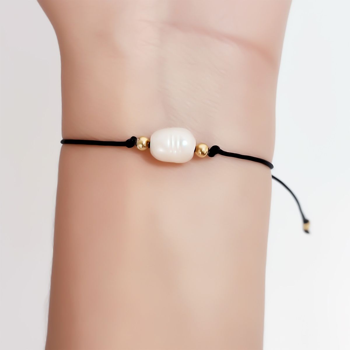 COGGIOLA - Pulsera Perla De Río Cordón Negro Bolita Enchapado Oro 18K