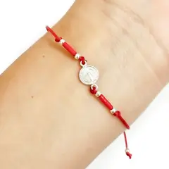 ANDREA COGGIOLA JOYAS - Pulsera Medalla San Benito Plata Fina 925 Mostacilla Cordón Rojo