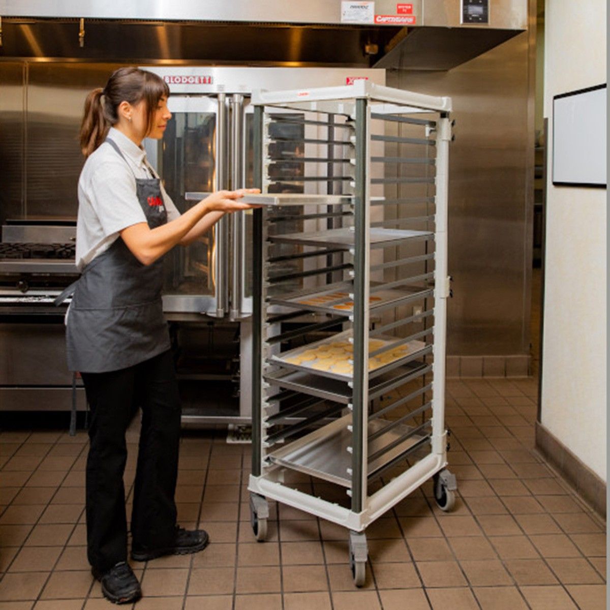 CAMBRO - Carro Bandeja 60x40 Cm Serie Camshelving 4 Ruedas Con Freno