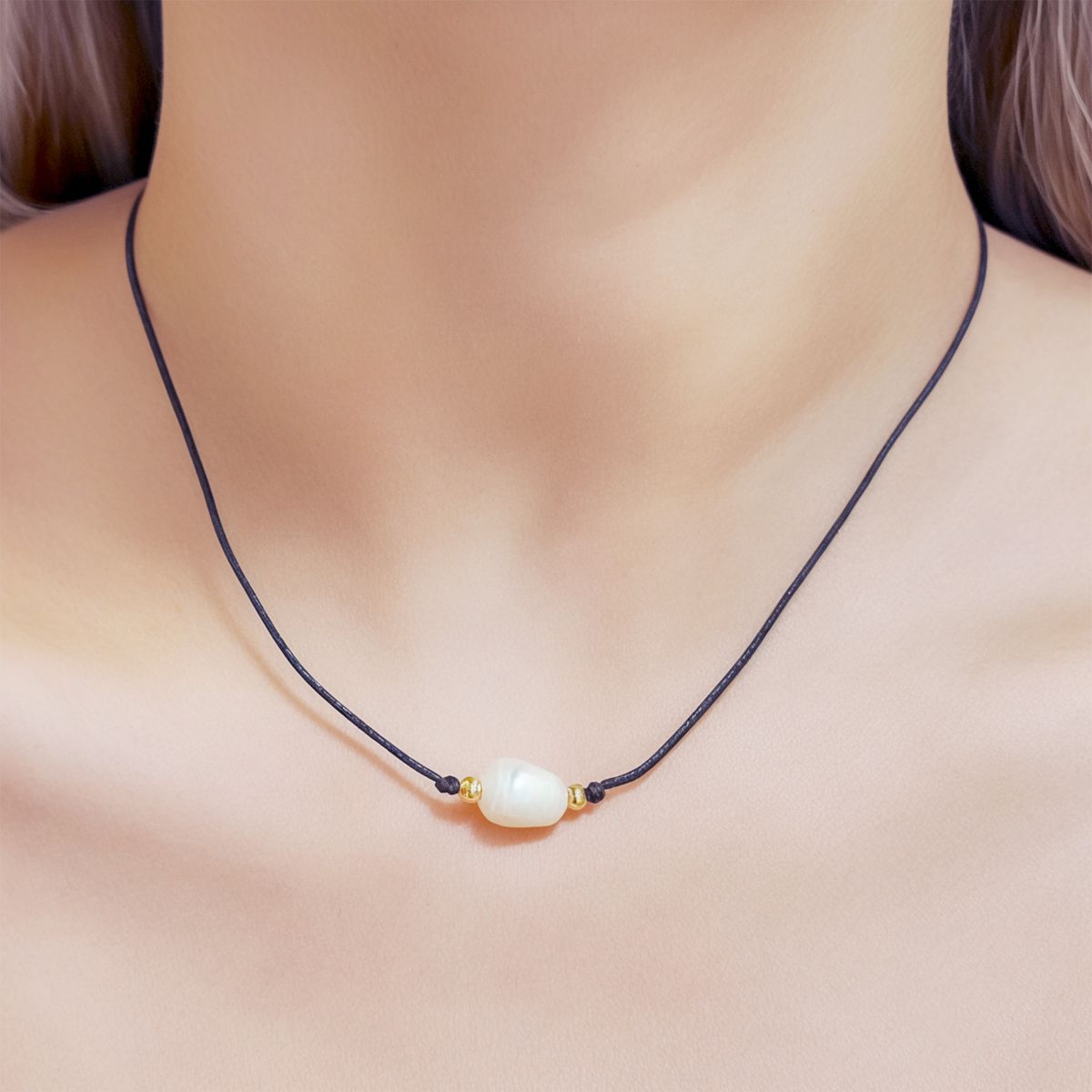 COGGIOLA - Collar Perla De Río Cordón Negro Bolita Enchapado Oro 18K