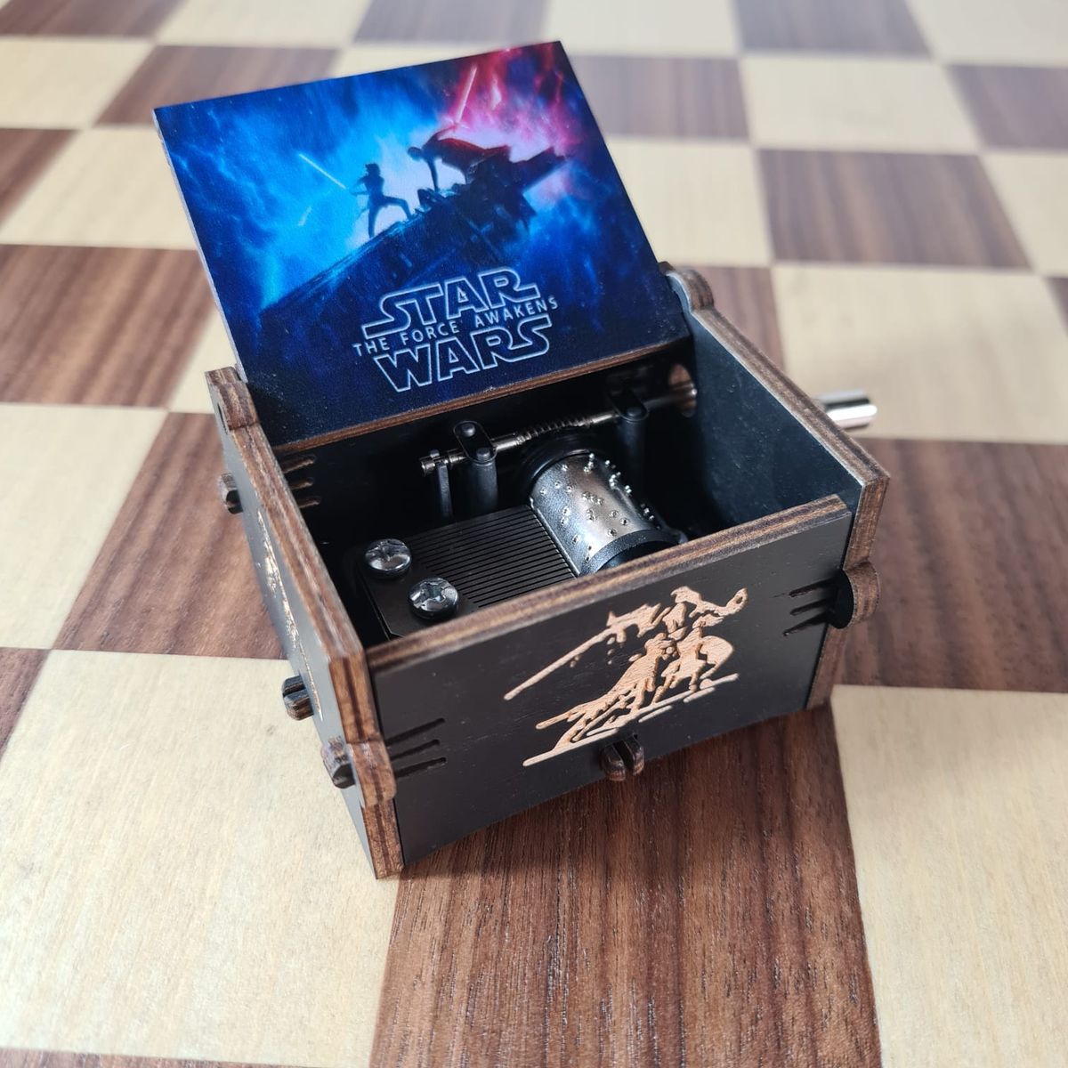 GENERAL - Caja Musical Star Wars  The Force Awakens en Madera Negra Grabada