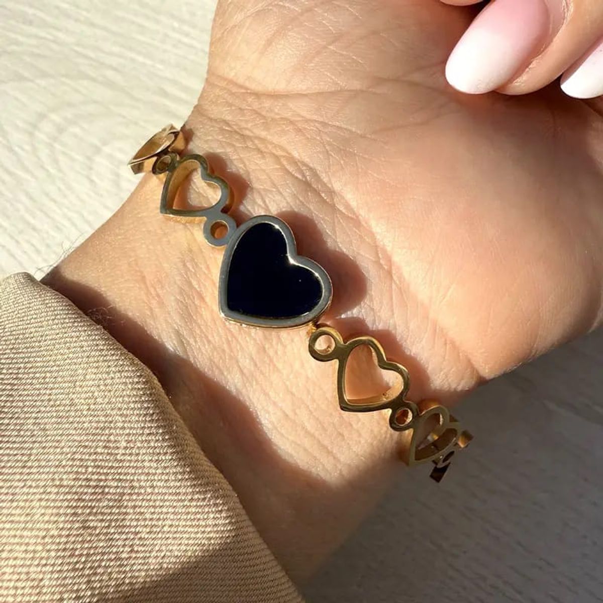 GENERICO - Pulsera Brazalete de Acero Inoxidable Corazones Incluye Caja