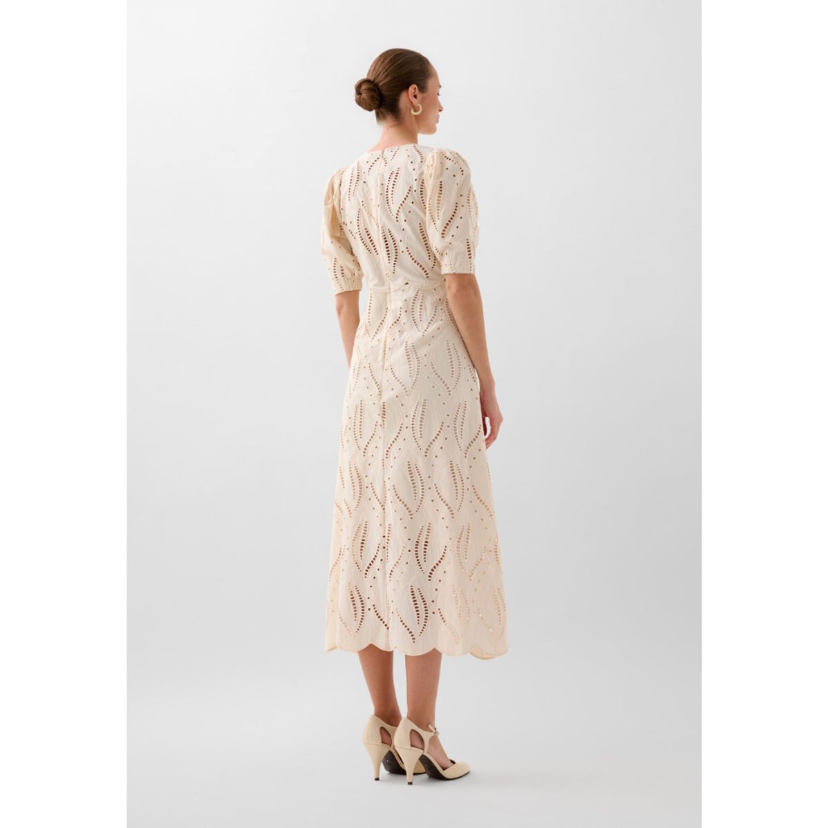 SCALPERS - VESTIDO BORDADO MANGA ABULLONADA