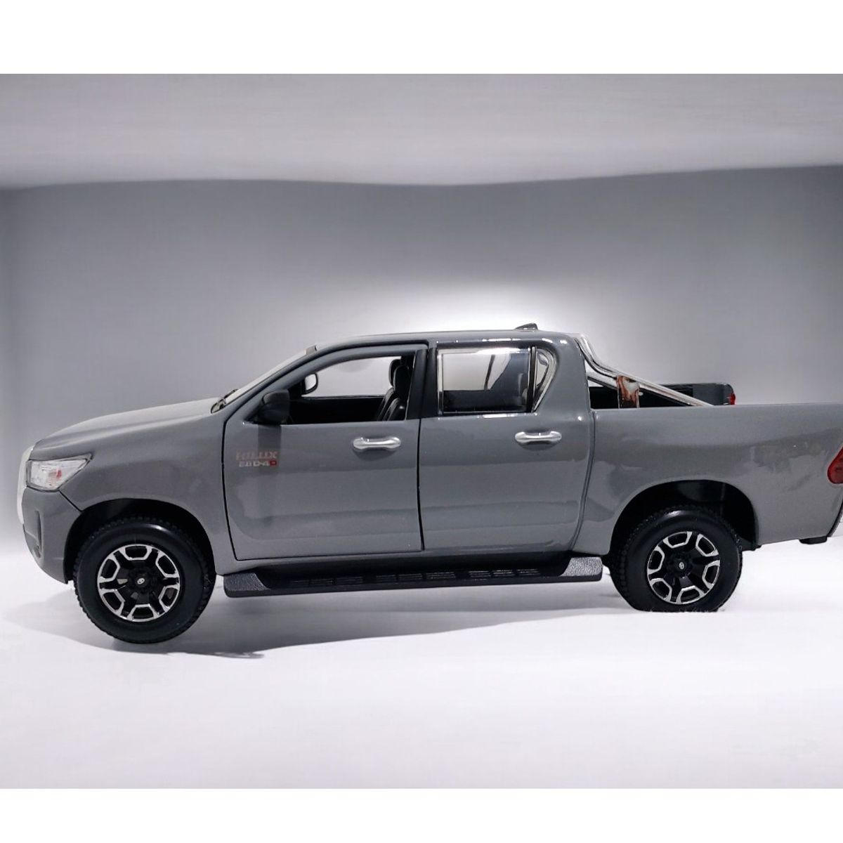 MAISTO - Toyota Hilux Pick-up Gris Escala 127 - Maisto  Colección