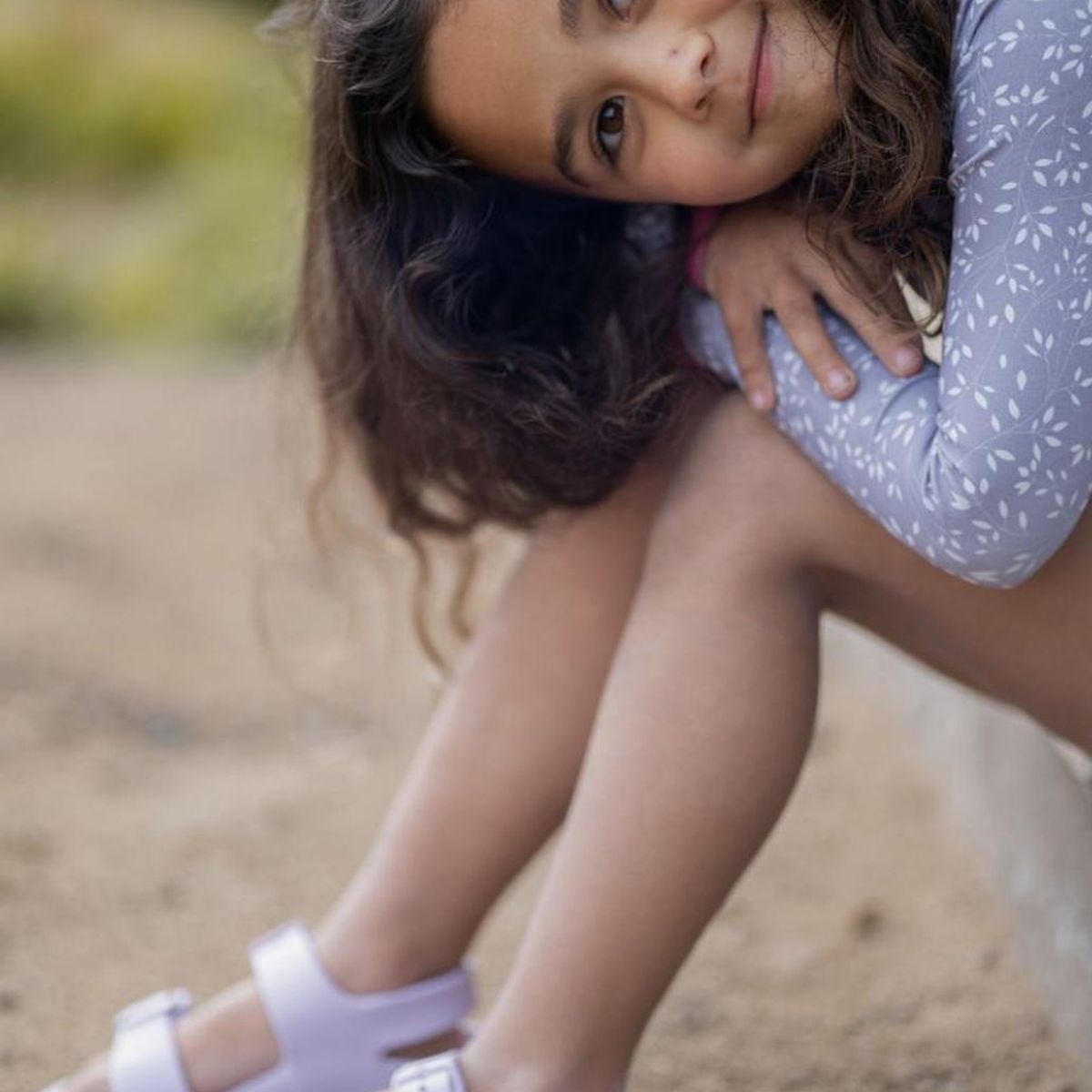 WAPPY TIENDA - Sandalia Niña Malva Goma Broches Simply Wappy