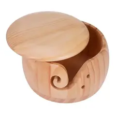 ATURE - Una Caja De Madera Con Tapa Para Alimentar Lana Tejida