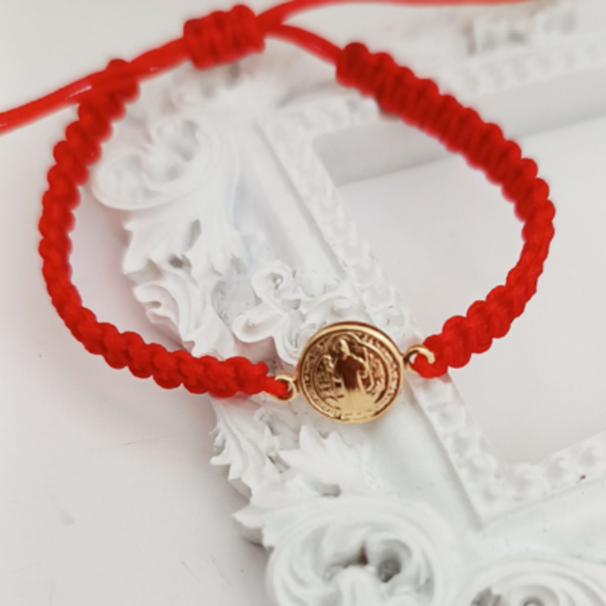 GENERICO - Pulsera de Medalla de San Benito de hilo rojo para niños