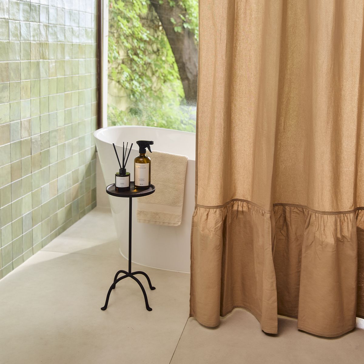 LOUNGE - Cortina De Baño Con Vuelos LOUNGE