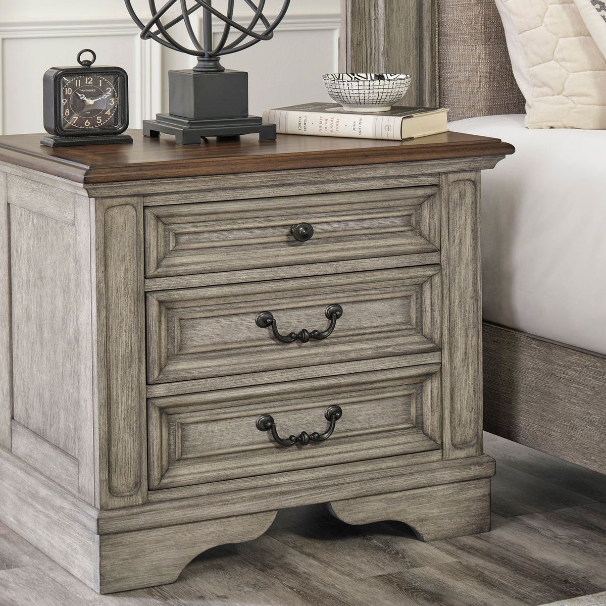 ASHLEY - Velador Lodenbay 3 cajones