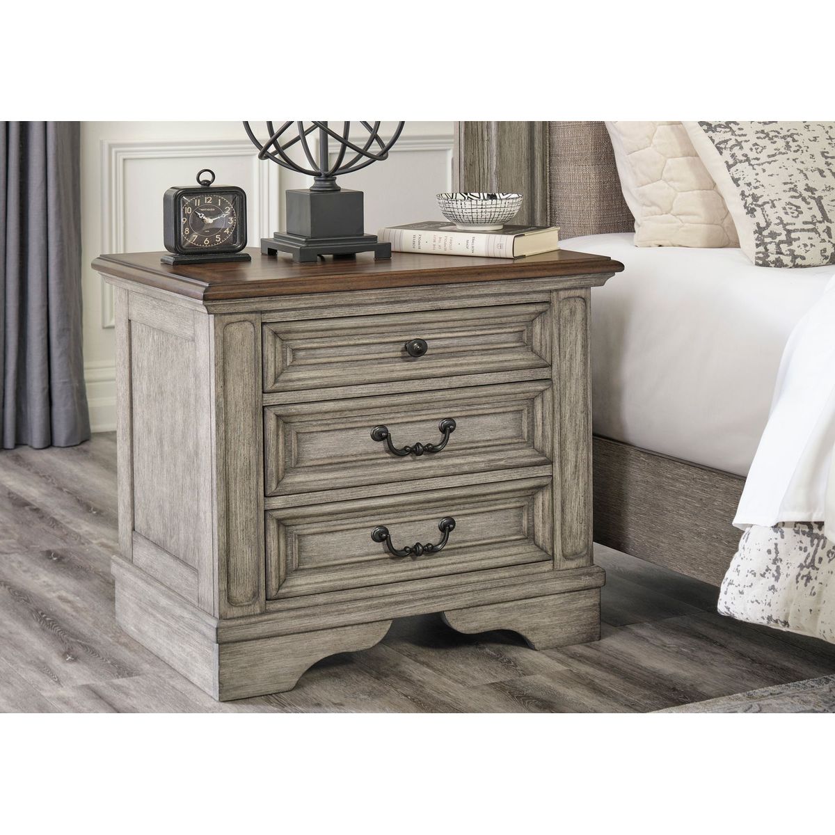 ASHLEY - Velador Lodenbay 3 cajones