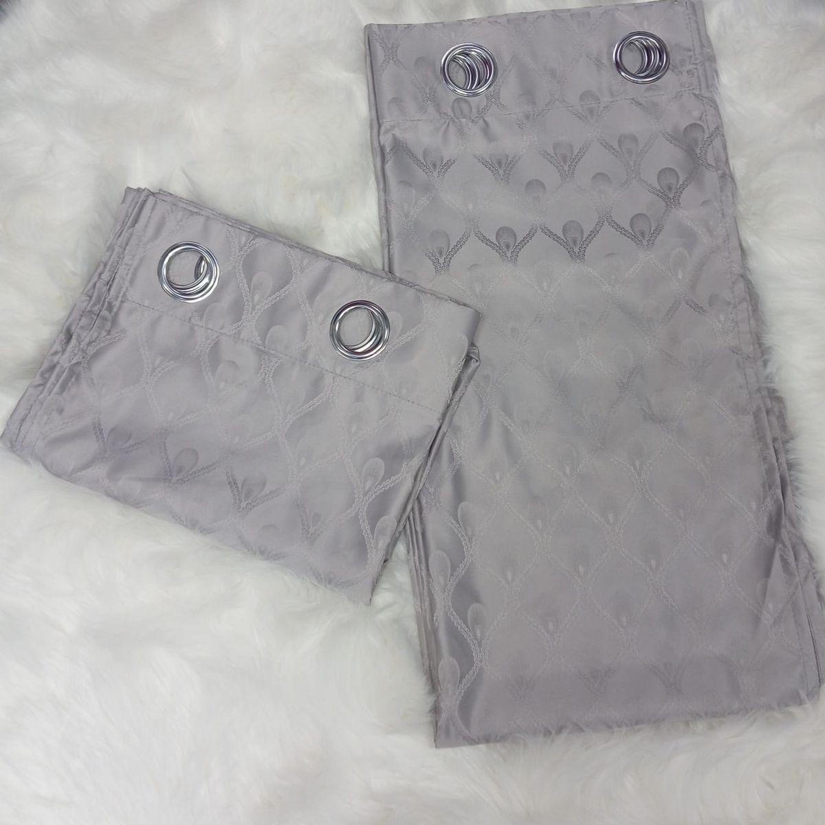 DIANA - CORTINAS DE SATIN OJALES METALICOS 140CM X 230CM 2 PAÑOS COLOR GRIS CON DISEÑO