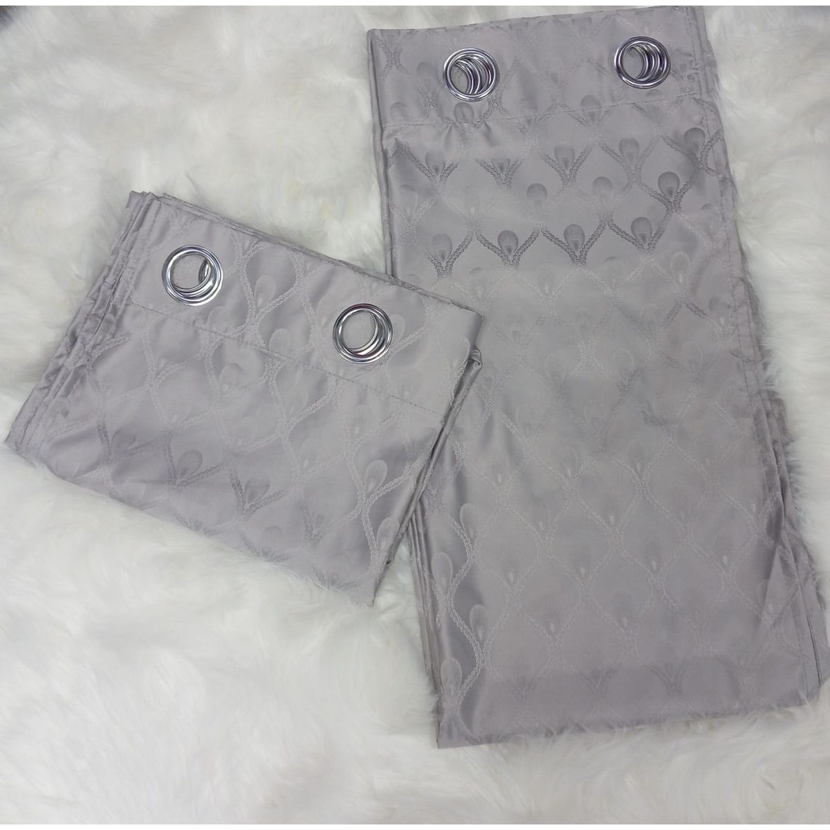 DIANA - CORTINAS DE SATIN OJALES METALICOS 140CM X 230CM 2 PAÑOS COLOR GRIS CON DISEÑO