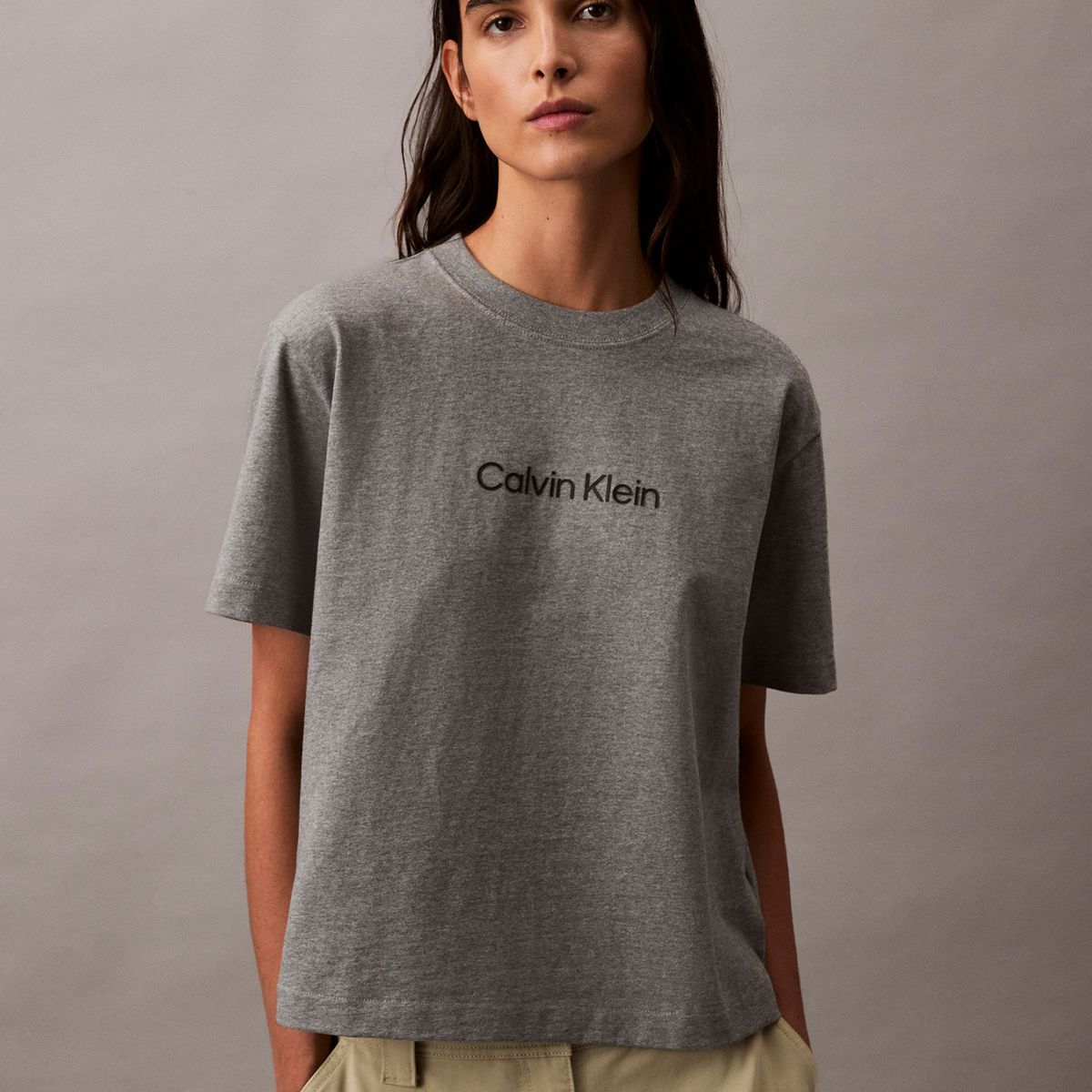 CALVIN KLEIN - Polera Relaxed Logo Estándar Gris Calvin Klein