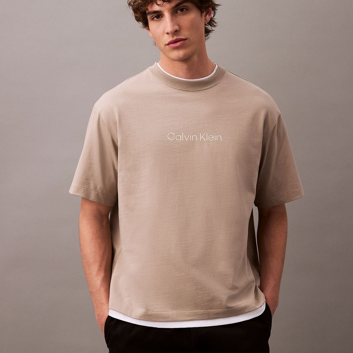 CALVIN KLEIN - Polera Relaxed con Logo Beige Calvin Klein